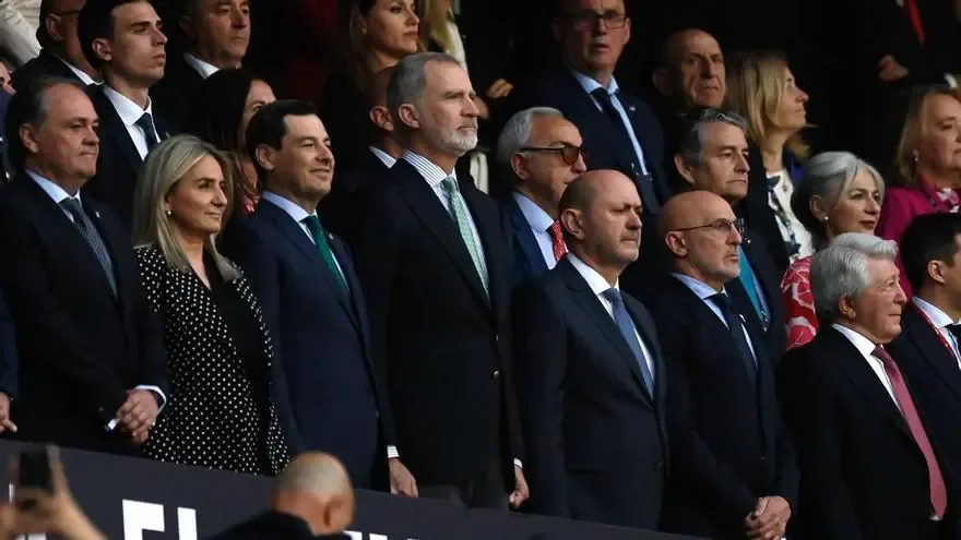 Aficionados silban durante el himno español en la final de la Copa del Rey, intensificando la tensión política en el evento deportivo.