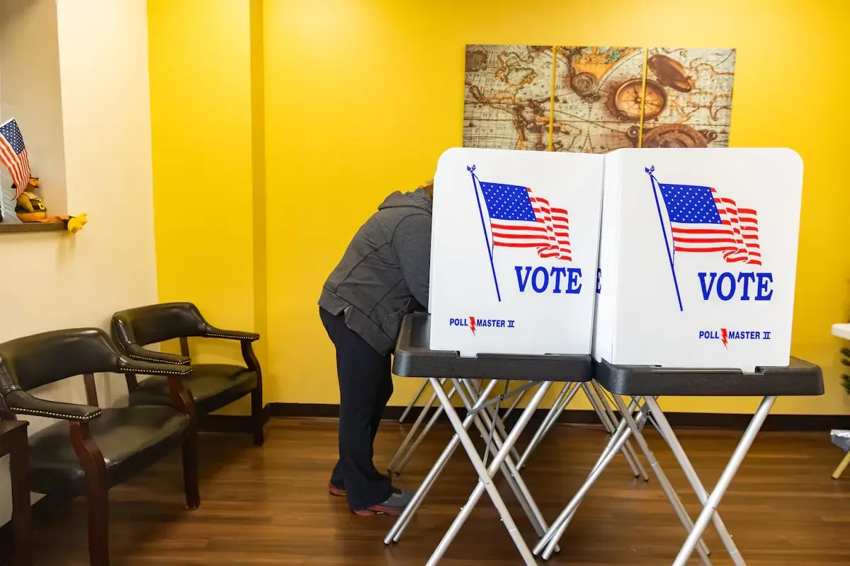 Los funcionarios electorales se preparan para una jornada electoral marcada por la tensión en Estados Unidos.