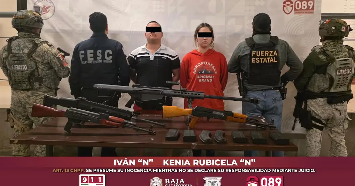 Agentes aseguran arsenal de armas en operativo en Tijuana.