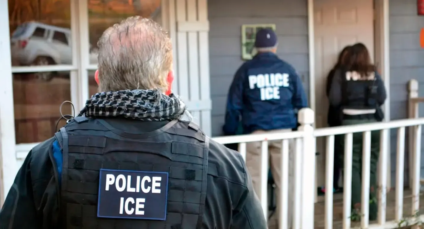 Agentes de ICE en acción durante un operativo de ingreso en EE. UU.