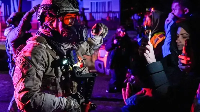 Agentes de ICE enfrentan manifestantes en Minneapolis después de un tiroteo.