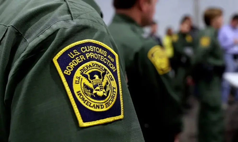 Agentes de la Patrulla Fronteriza en la zona del tiroteo en Arizona.