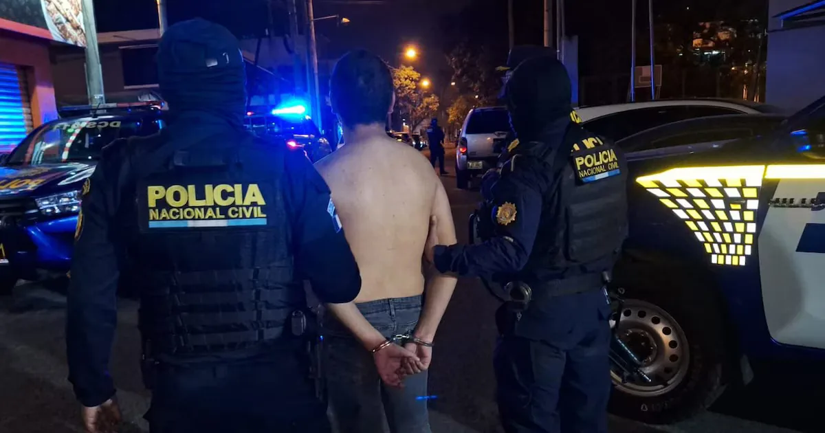 Agentes de la Policía Nacional Civil de Guatemala durante un operativo de seguridad.