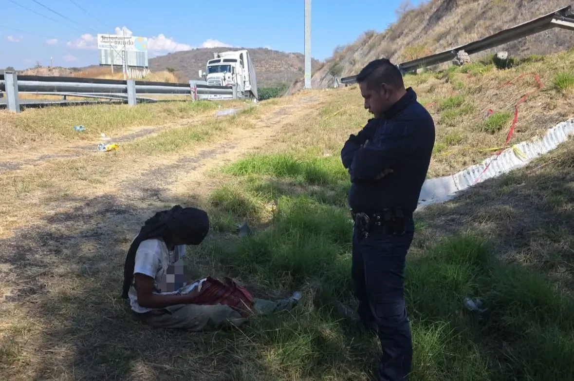 Agentes de la SSP brindan ayuda a un hombre desorientado en la carretera.