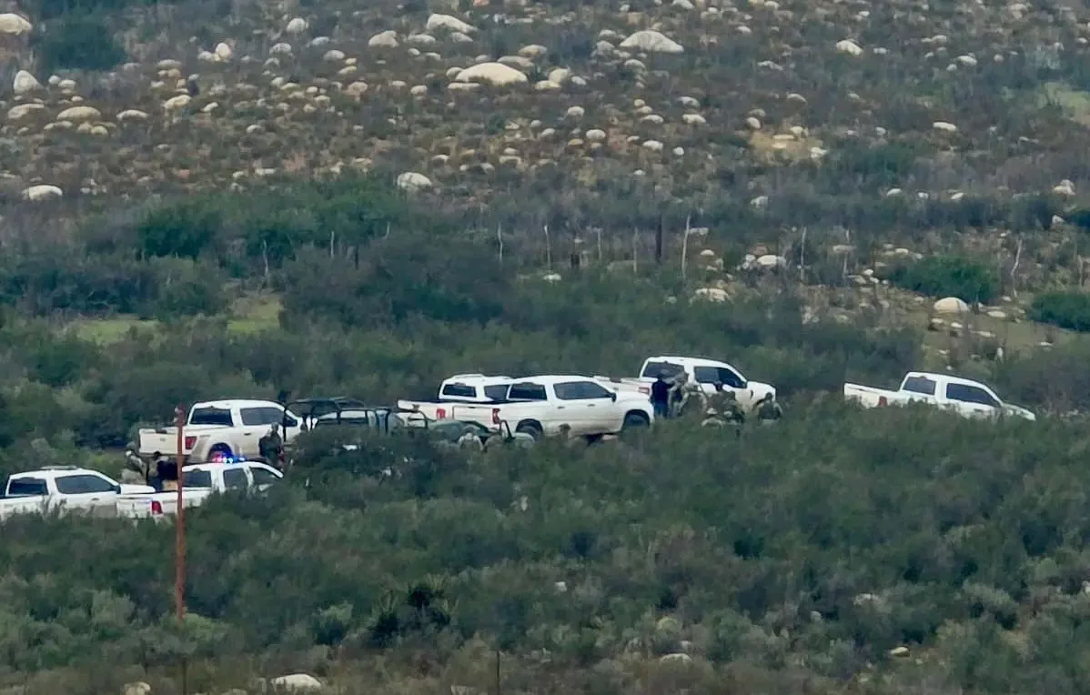 Agentes de seguridad durante el operativo tras el enfrentamiento en Tecate.
