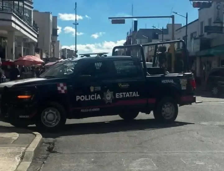 Agentes de seguridad investigan la escena del ataque armado en Temascalcingo.
