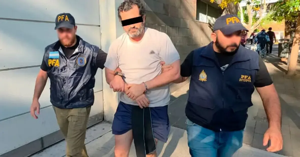 La reunión entre autoridades estadounidenses y el excontralmirante refleja la complejidad del proceso legal que enfrenta en Argentina.
