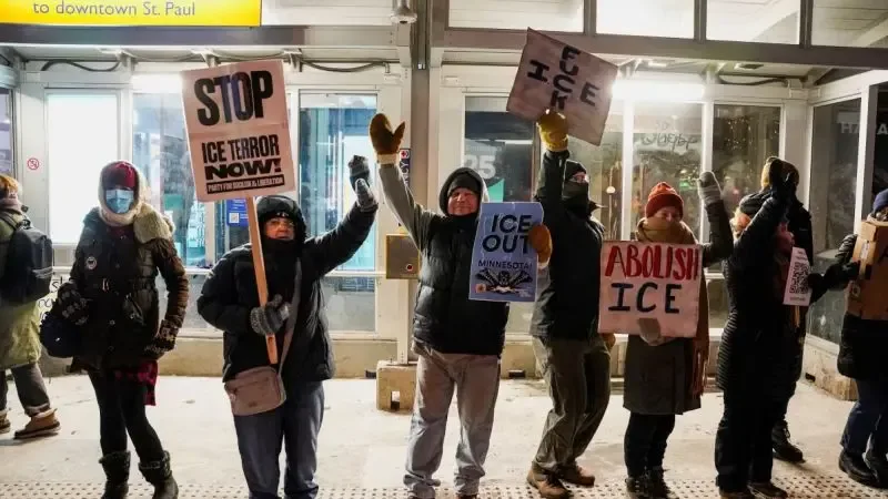 Agentes federales en Minneapolis durante protestas por deportaciones.