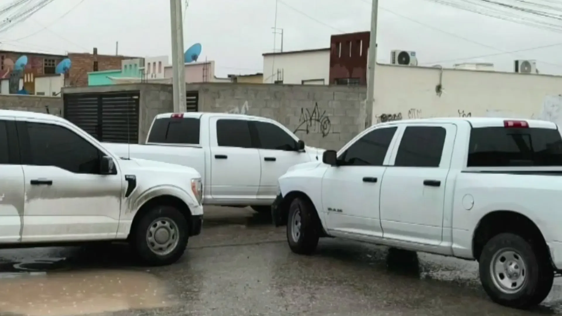 Agentes ministeriales en el lugar del ataque en Ciudad Juárez, listos para resguardar la zona.