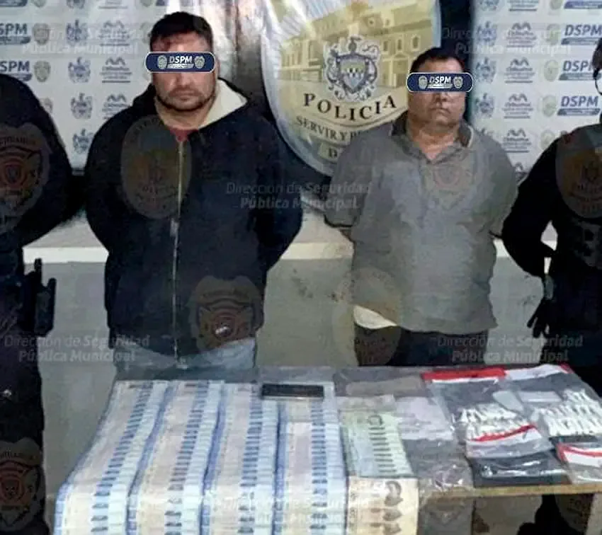 Agentes municipales durante la detención en la colonia Rosario, Chihuahua.