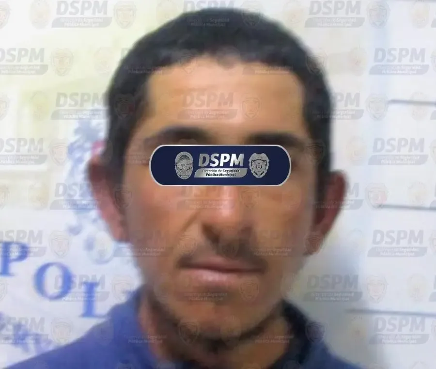Agentes municipales durante la recuperación del tráiler robado en Chihuahua.