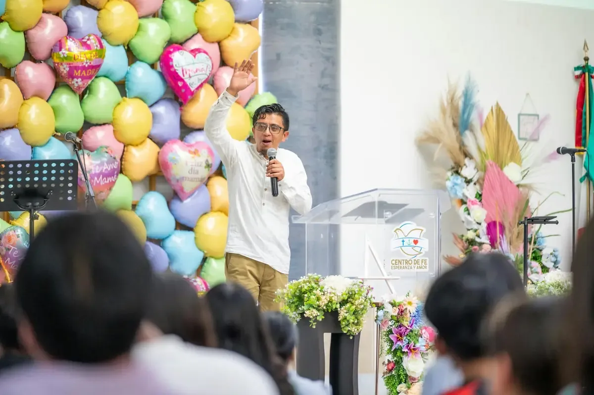 El Colegio de Cronistas e Historiadores de Monterrey otorga su premio más alto en una emotiva ceremonia.