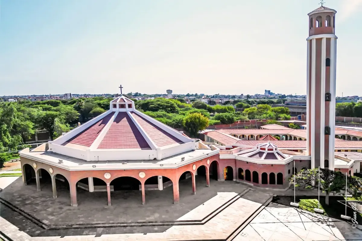 Agradecimientos del Papa a empleados y anuncio del evento en Chiclayo, Perú.