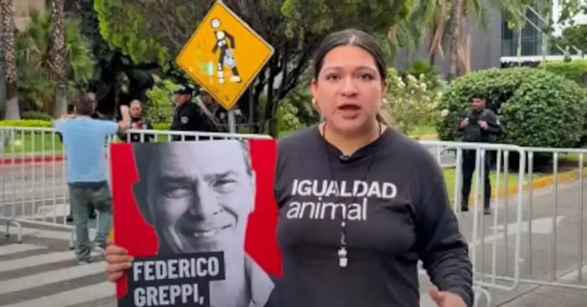 Una activista fue agredida en una manifestación pacífica contra Marriott International.