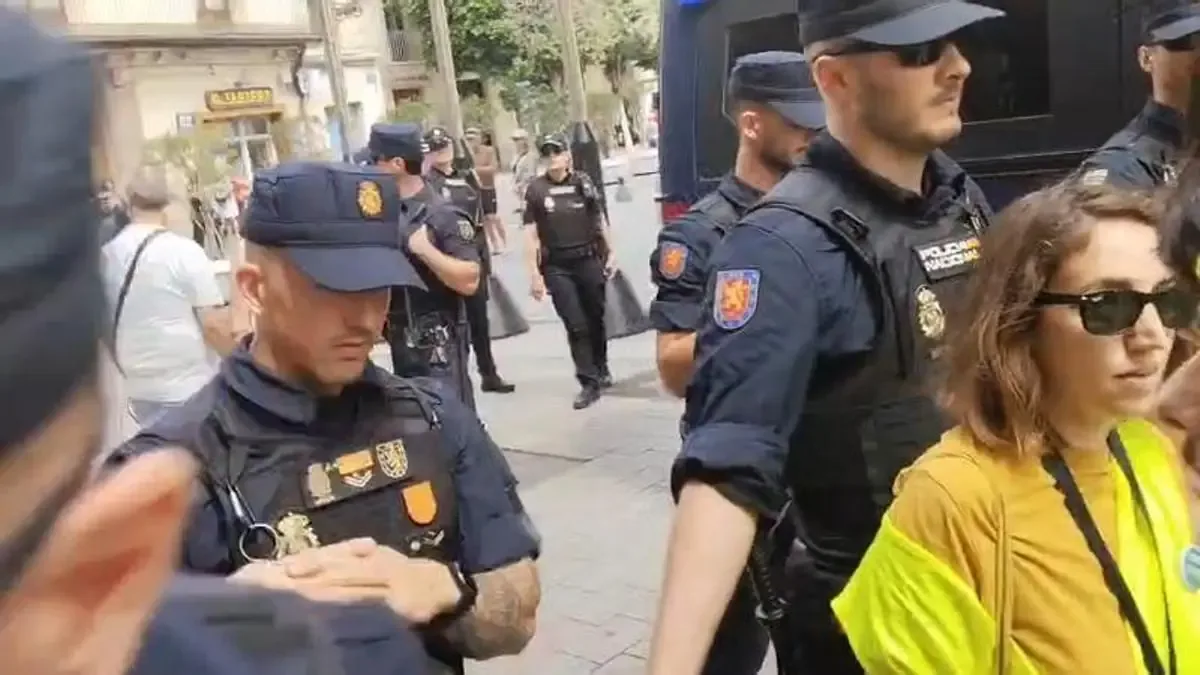 Un incidente violento durante una protesta docente resalta la lucha por los derechos en la educación pública.