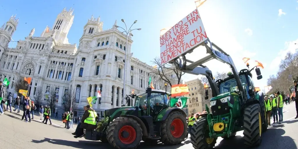 Agricultores se movilizan en Madrid contra recortes en políticas agrícolas que afectan sus ingresos.
