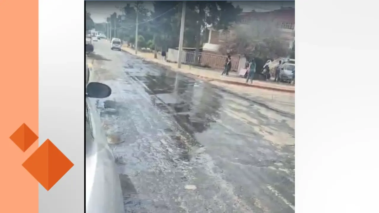Agua fluye sin control en Periférico Sur, afectando a Ciudad Sahagún.