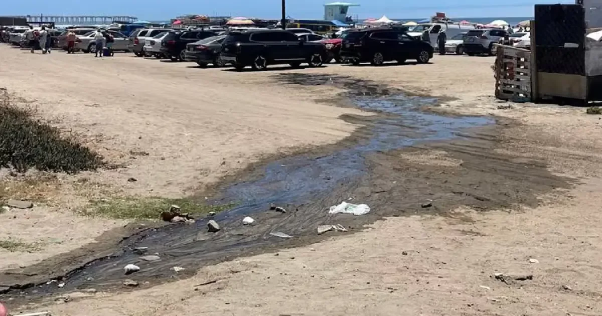 Un derrame de aguas negras contamina la playa y preocupa a la comunidad.