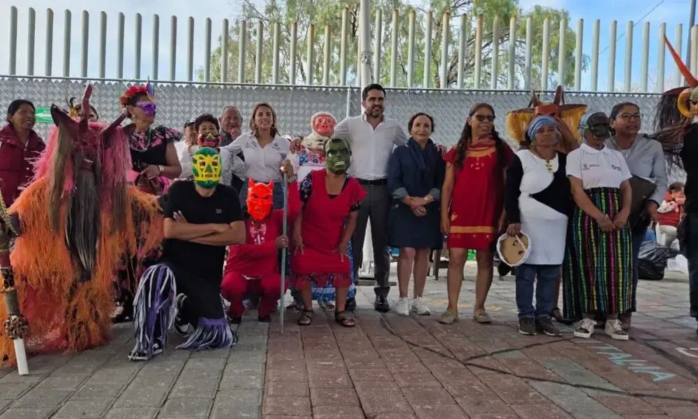 El senador se reúne con adultos mayores para reconocer su aportación a la sociedad queretana.