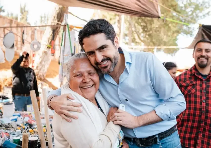 Agustín Dorantes en la visita a tianguis de Querétaro, apoyando a comerciantes.
