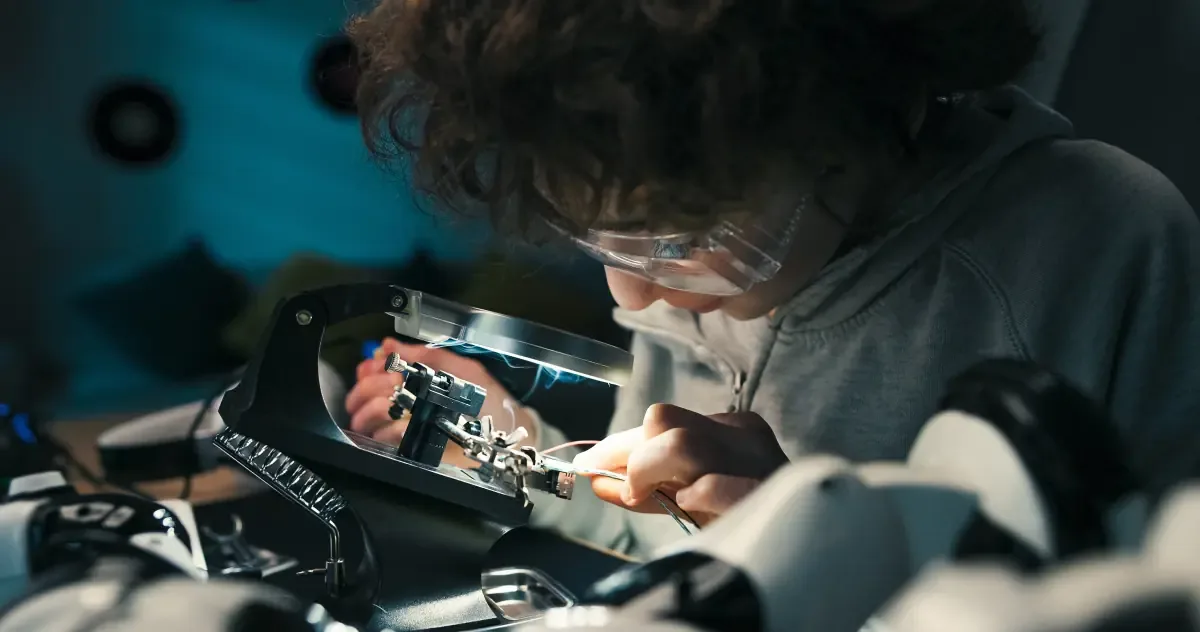 Aiden McMillan busca récord mundial tras lograr fusión nuclear a los 12 años.