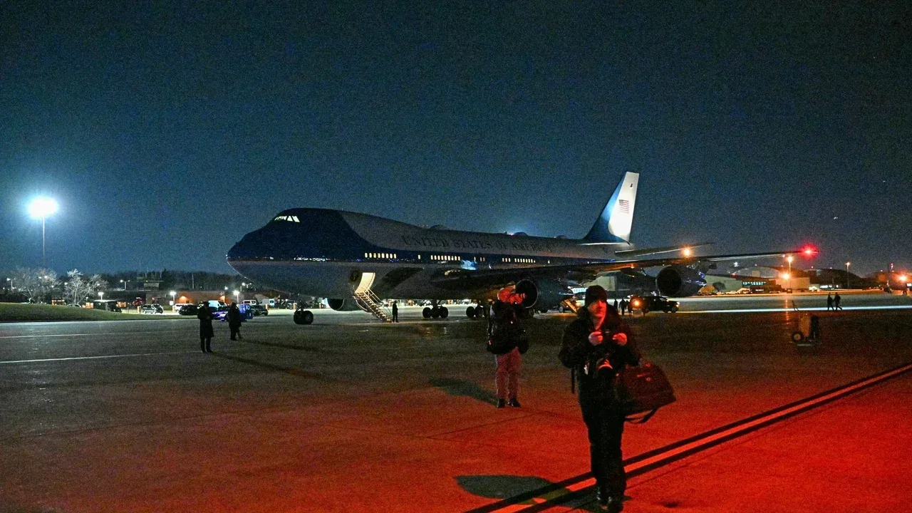 "Air Force One regresa a la Base Conjunta Andrews tras un fallo eléctrico."