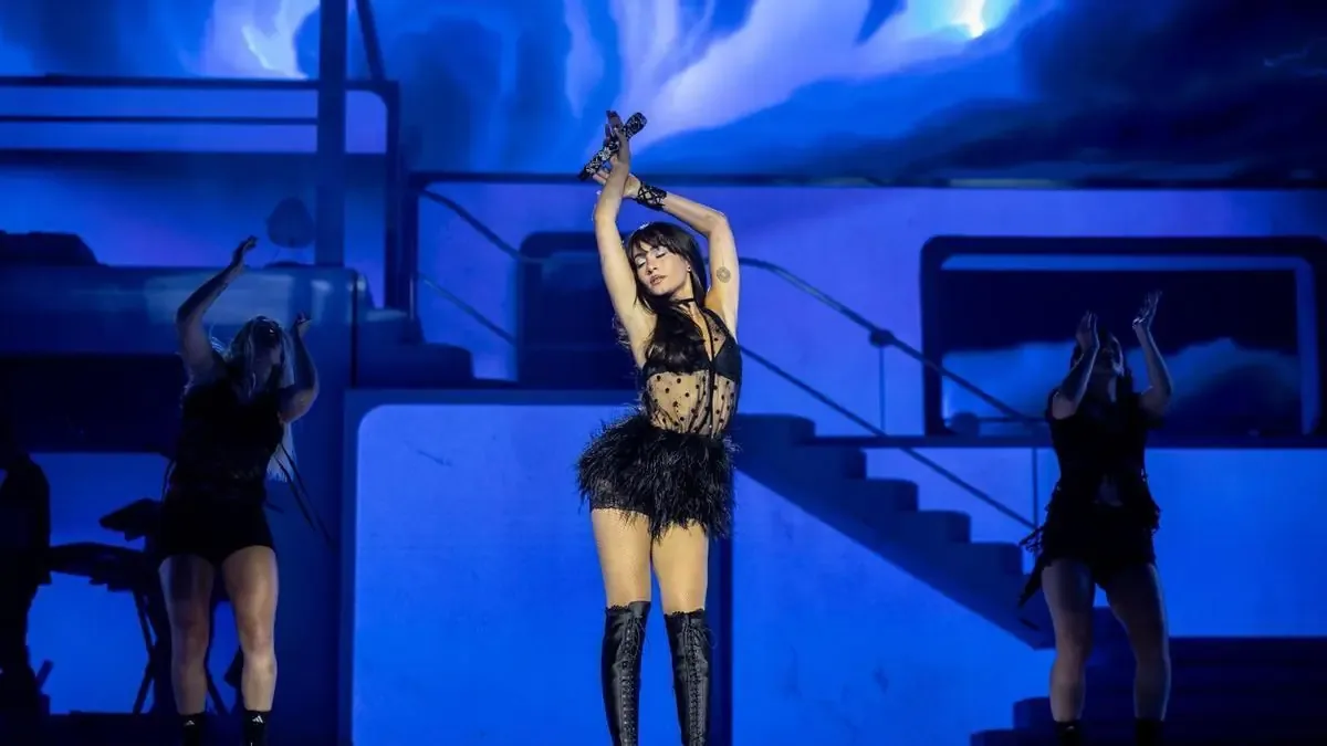 La artista deslumbró a 8,500 fans en un emotivo concierto lleno de recuerdos y nuevos éxitos.