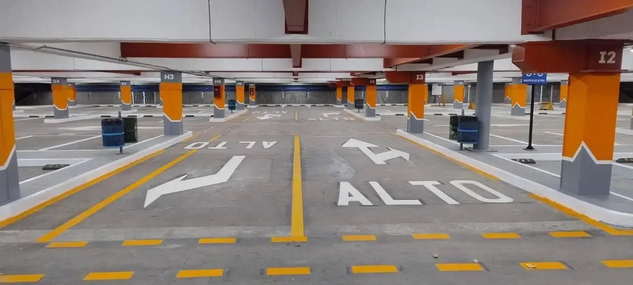 Ajustes técnicos en el estacionamiento de Plaza Liberación, Guadalajara.
