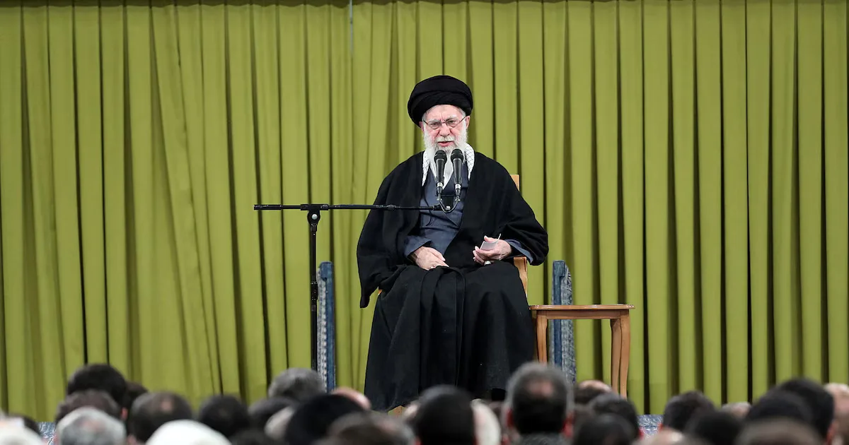 Alí Khamenei durante su discurso sobre las amenazas de EE. UU. en Teherán.