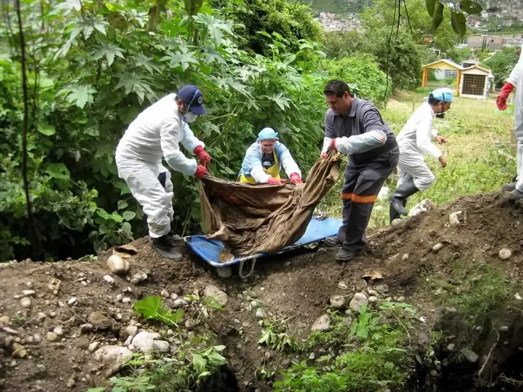 Al menos 14 cuerpos de fosas clandestinas han sido identificados, generando preocupación en la comunidad por la violencia en la región.
