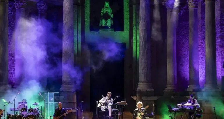 El icónico músico británico ofreció un emotivo concierto en el Teatro Romano, cerrando el Stone & Music Festival.