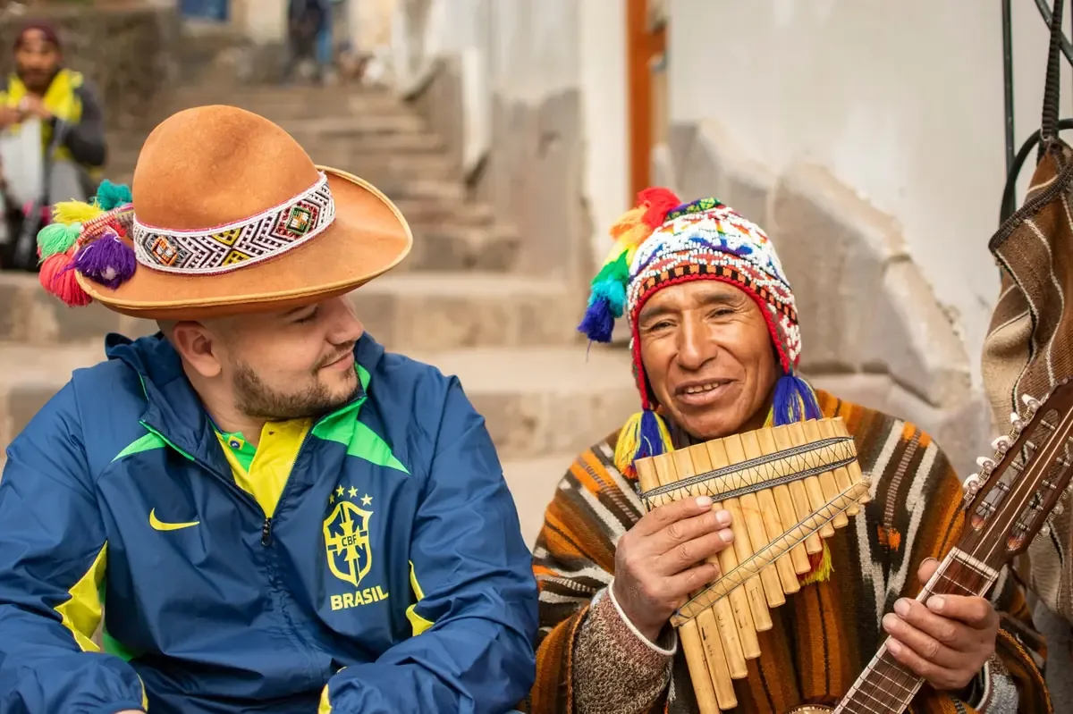 La obra explora la historia de la familia Hebert entre Francia y Perú, abordando temas de migración y conflictos bélicos.