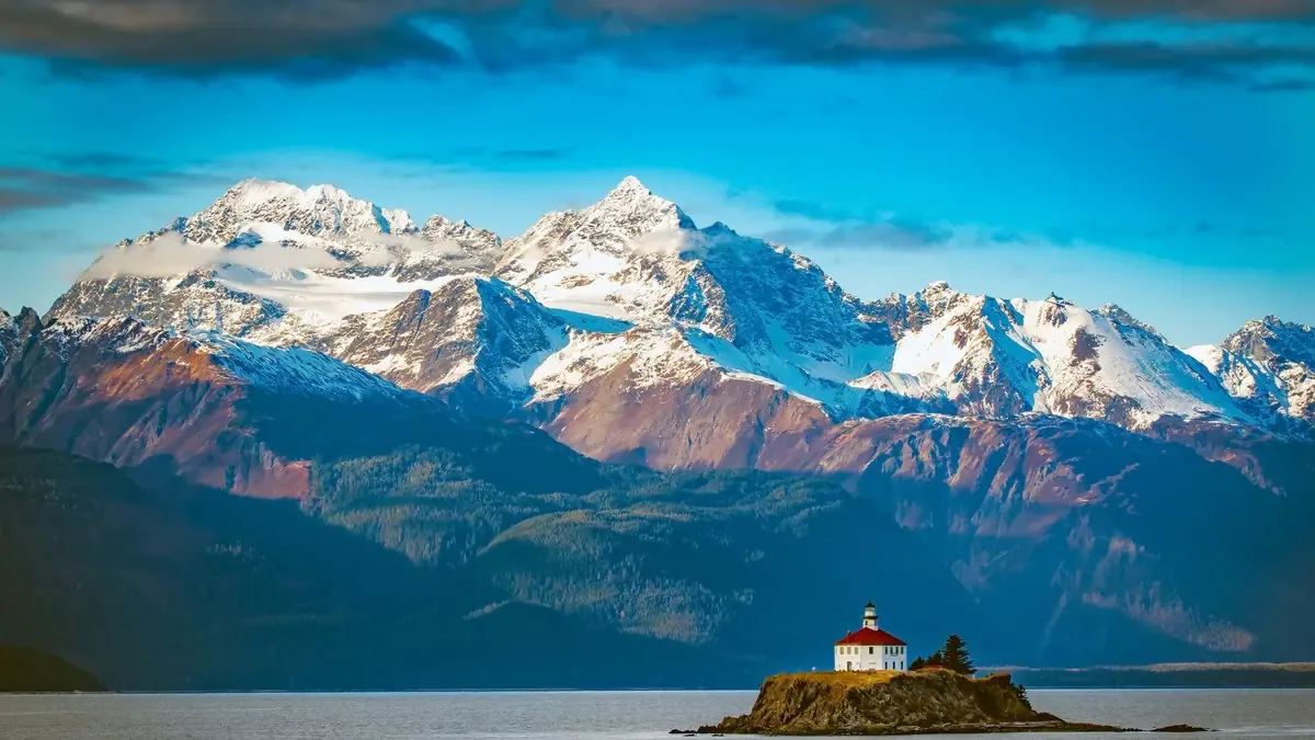 Conocidos por sus rutas entre paisajes impresionantes, los cruceros en Alaska atraen a miles de turistas cada año.