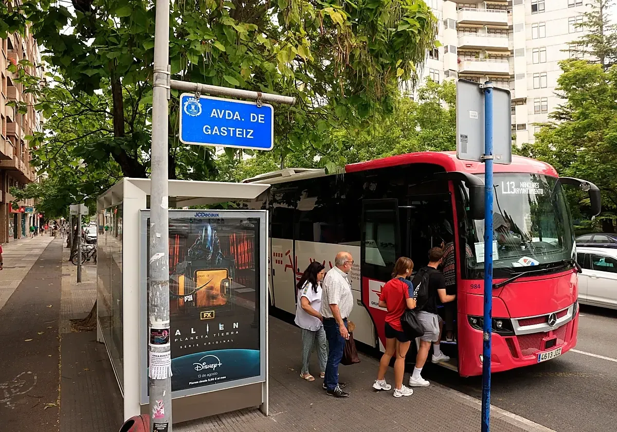 La Diputación de Álava celebra el Día sin coches con transporte público gratis y reconoce a los usuarios frecuentes.