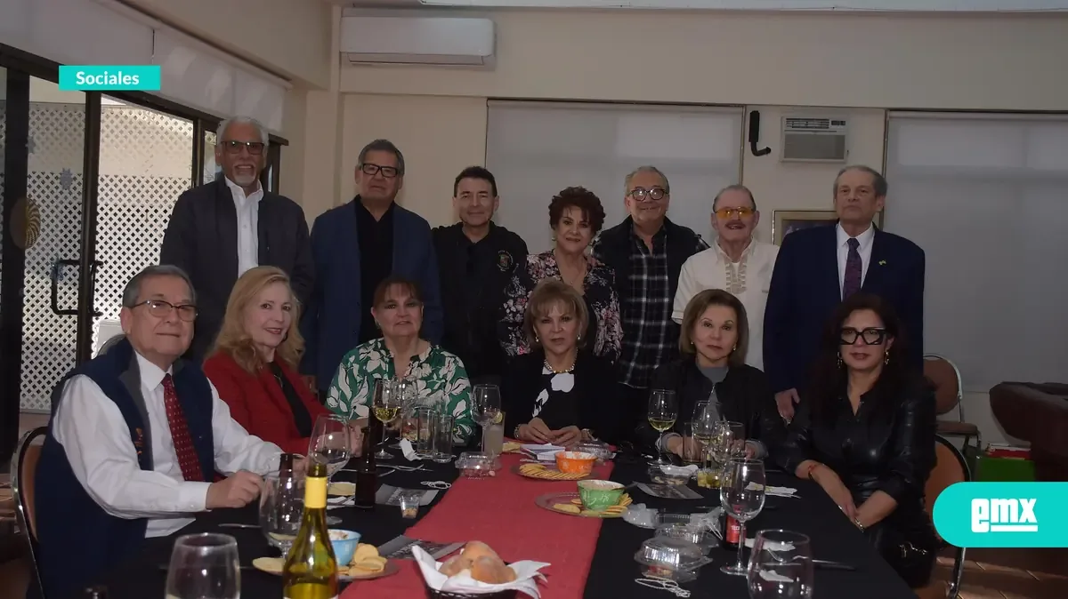 Alberto Carrillo, Sergio Aragón y Jesús Alberto Laborín festejan en un evento lleno de camaradería y buenos deseos.