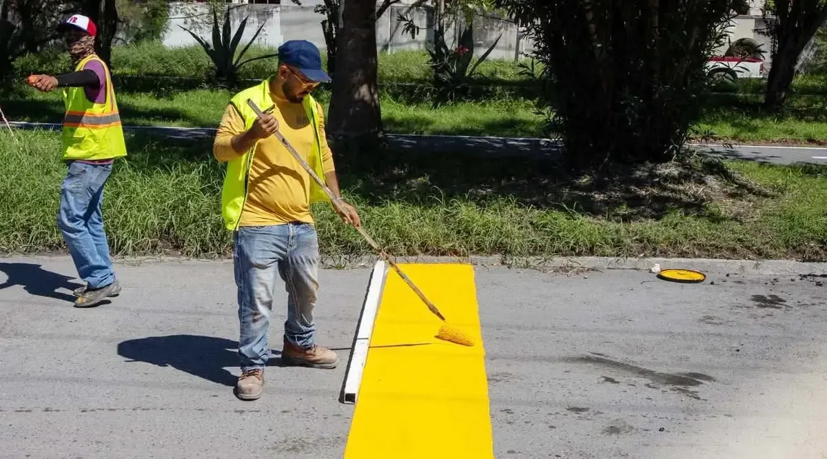 Mejoras en señalización y rehabilitación vial se implementan para favorecer la seguridad y bienestar de los ciudadanos.