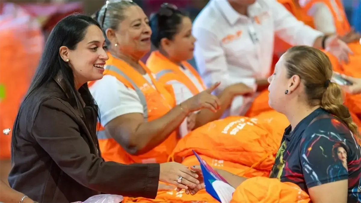 La entrega de uniformes gratuitos facilita la educación y reduce gastos en familias juarenses.