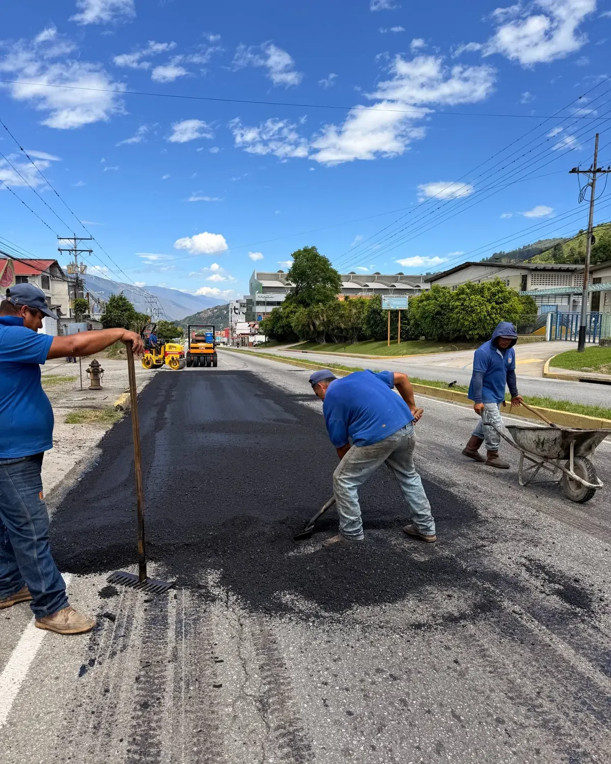 Se ejecutan obras de bacheo y pavimentación para mejorar la movilidad urbana en la ciudad.