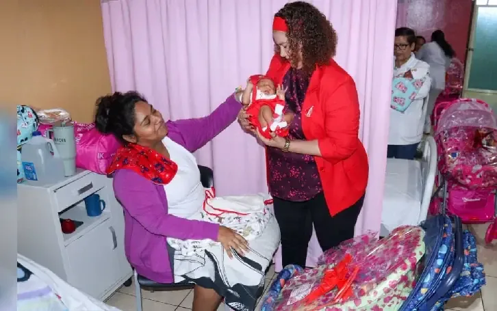 En Managua, madres en el Hospital Alemán recibieron regalos y reconocimiento por su labor en el Día de las Madres.