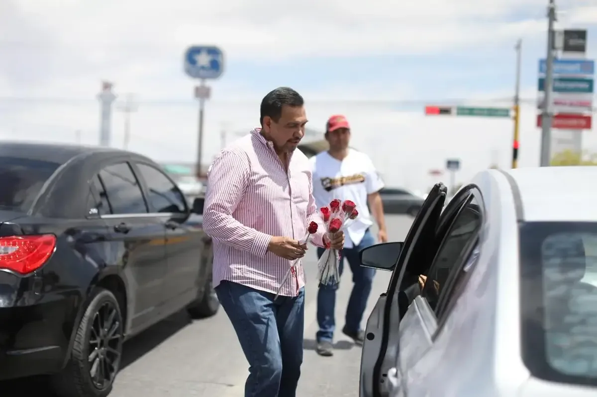 Cruz Pérez Cuéllar destaca en actividades con madres juarenses, combinando festejos y estrategia política.