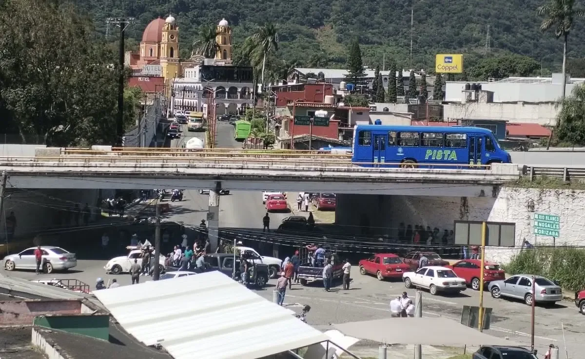 La rápida intervención del alcalde permitió liberar un vehículo y restablecer la circulación en Nogales.