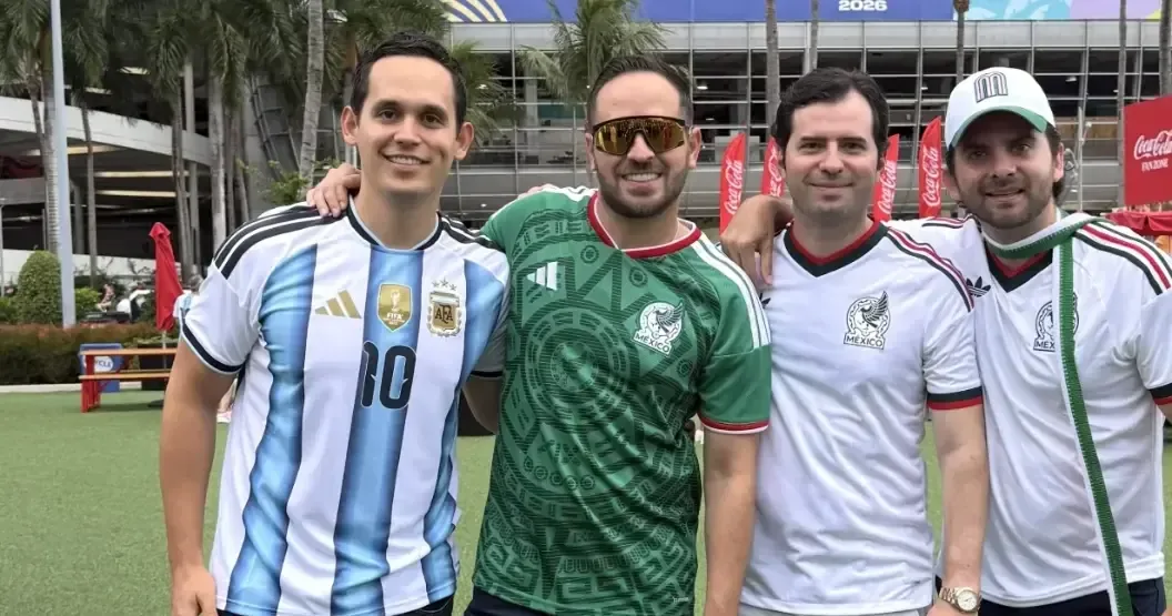 Jacobo Rodríguez es criticado en redes sociales por su asistencia a la Copa Mundial mientras el municipio enfrenta crisis por inundaciones.