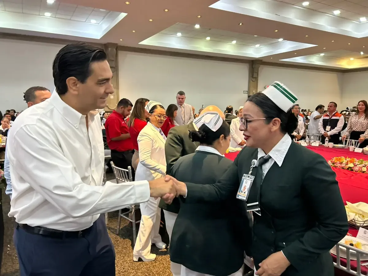 Carlos Víctor Peña Ortiz critica la falta de medicamentos y salarios bajos para el personal médico.