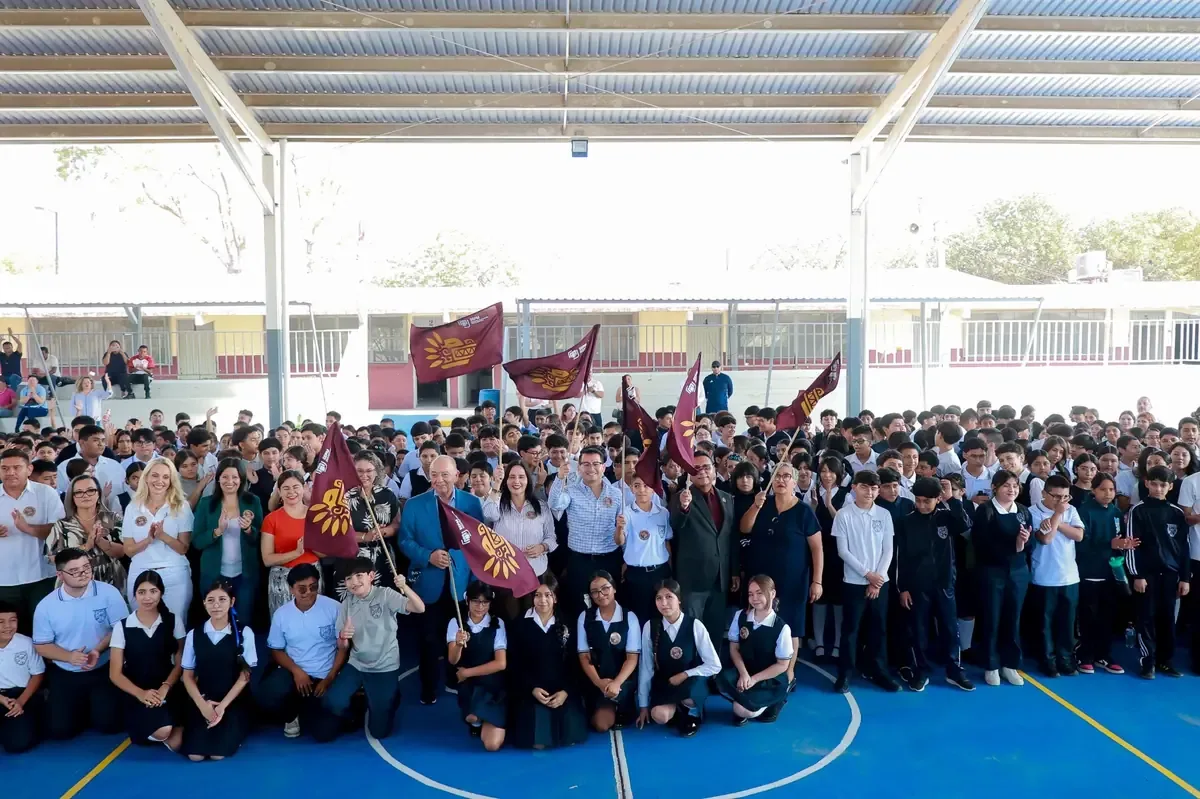 El alcalde reafirma su compromiso con la educación y el bienestar de la comunidad estudiantil.