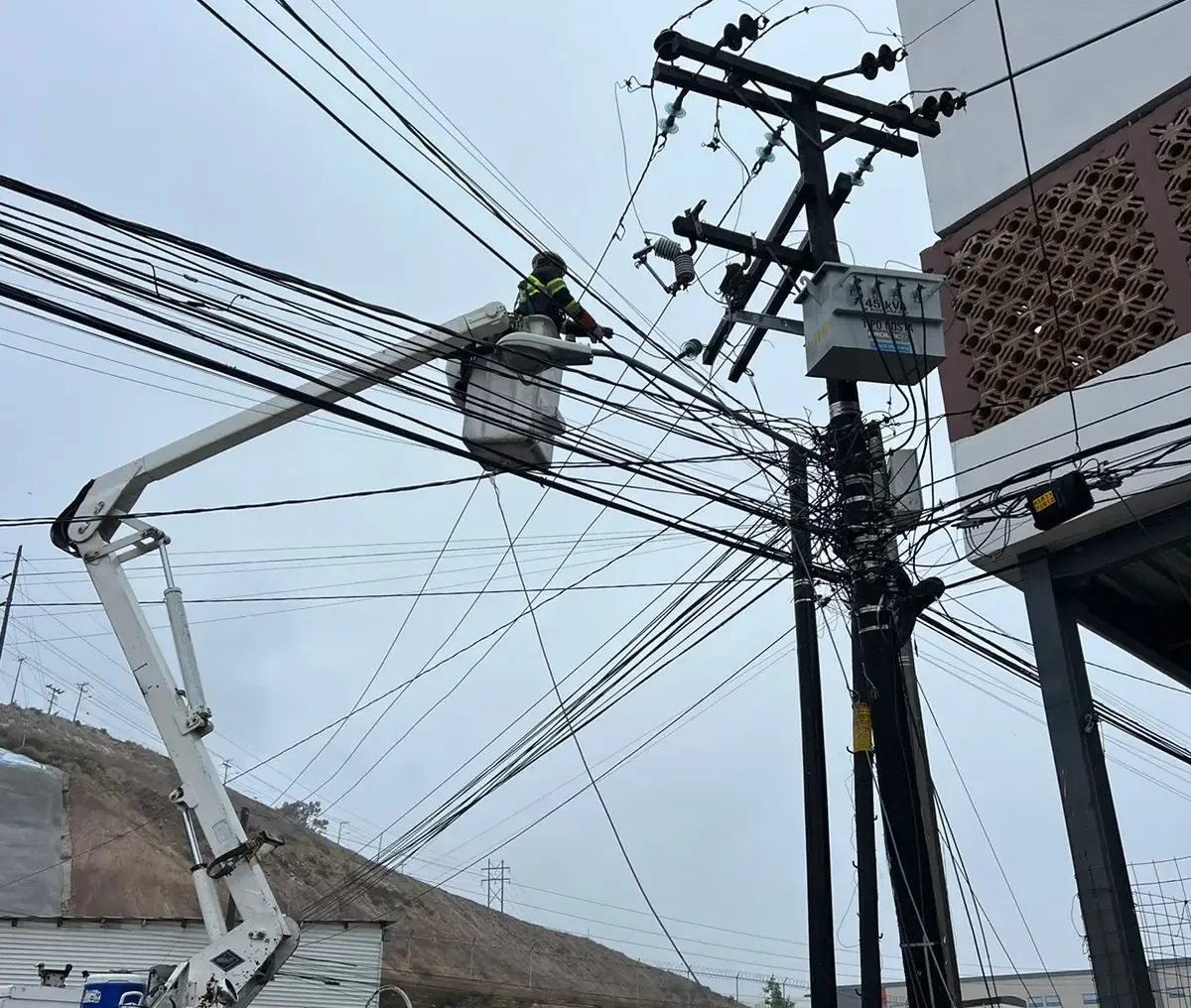 La falta de luz en diversas colonias de Tijuana se atribuye a la alta demanda por calor extremo.