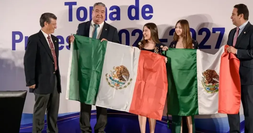 La colaboración entre gobierno y sociedad civil fortalece el desarrollo social en la comunidad.