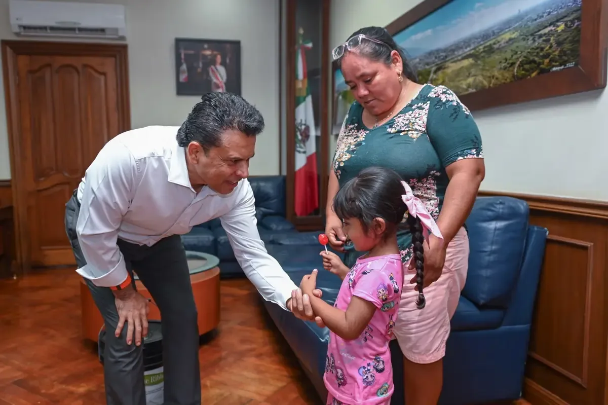 El alcalde de Ciudad Victoria atiende peticiones de los ciudadanos en diversas áreas.