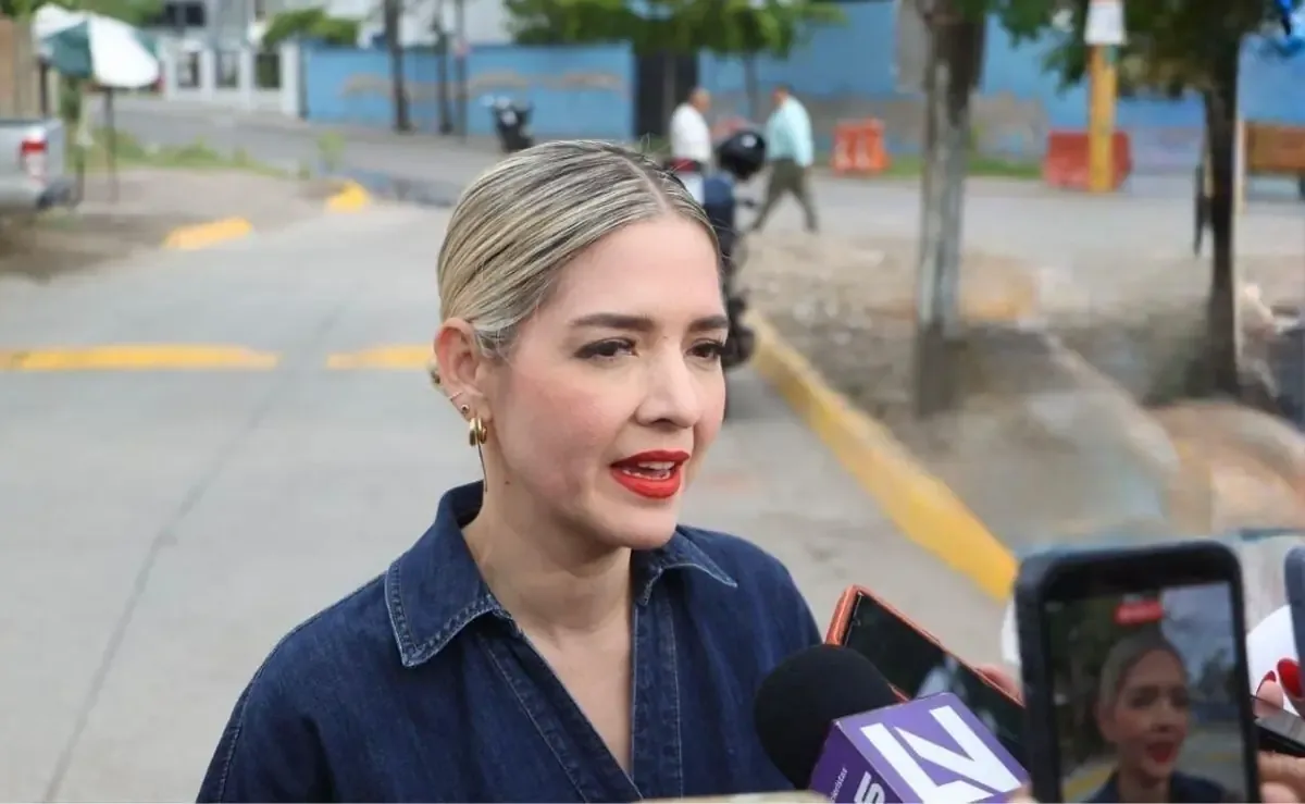 La presidenta municipal aclaró rumores sobre su situación financiera en un evento reciente.