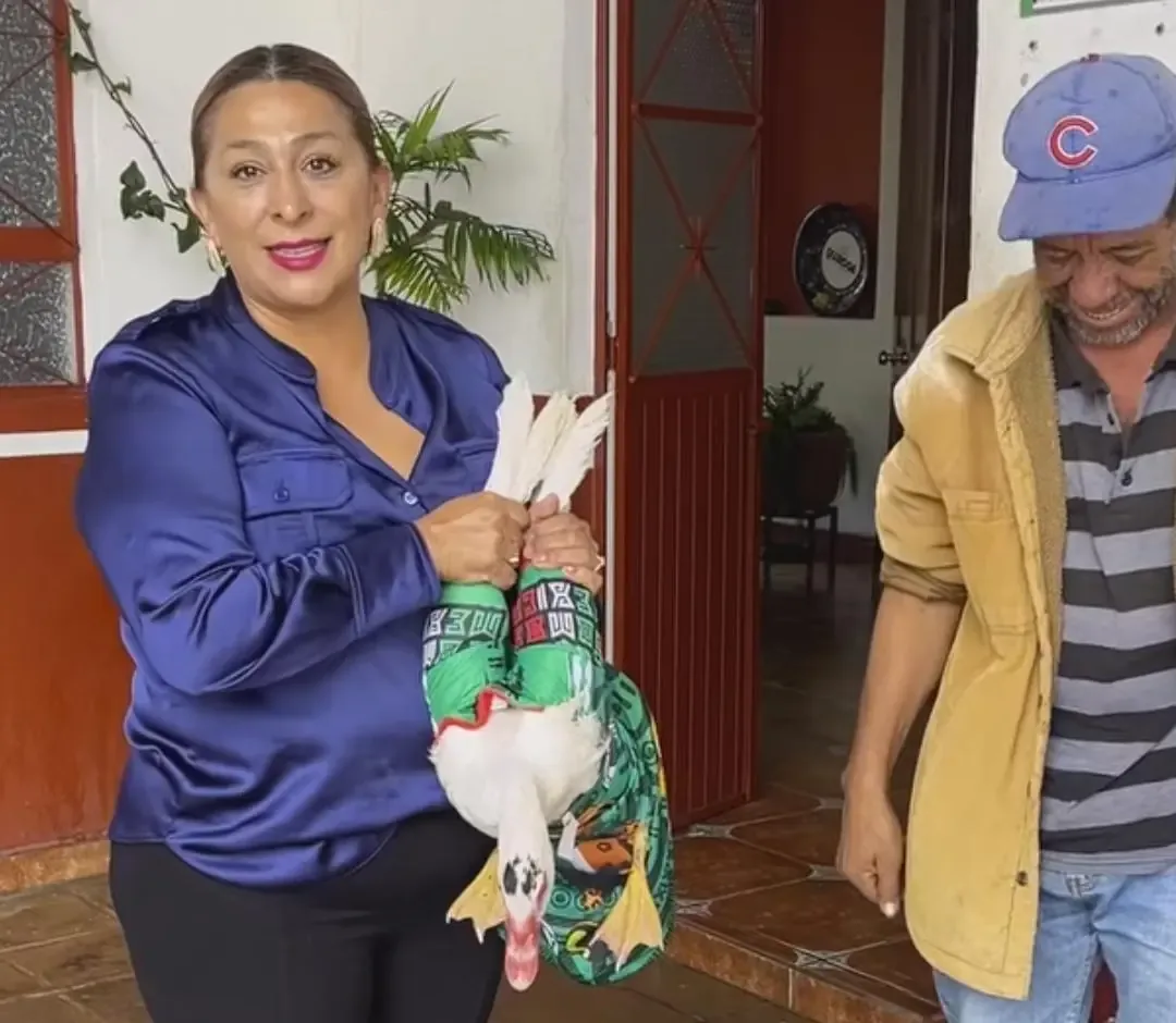 La presidenta municipal enfrenta críticas tras un video de rescate animal que desató polémica en redes sociales.