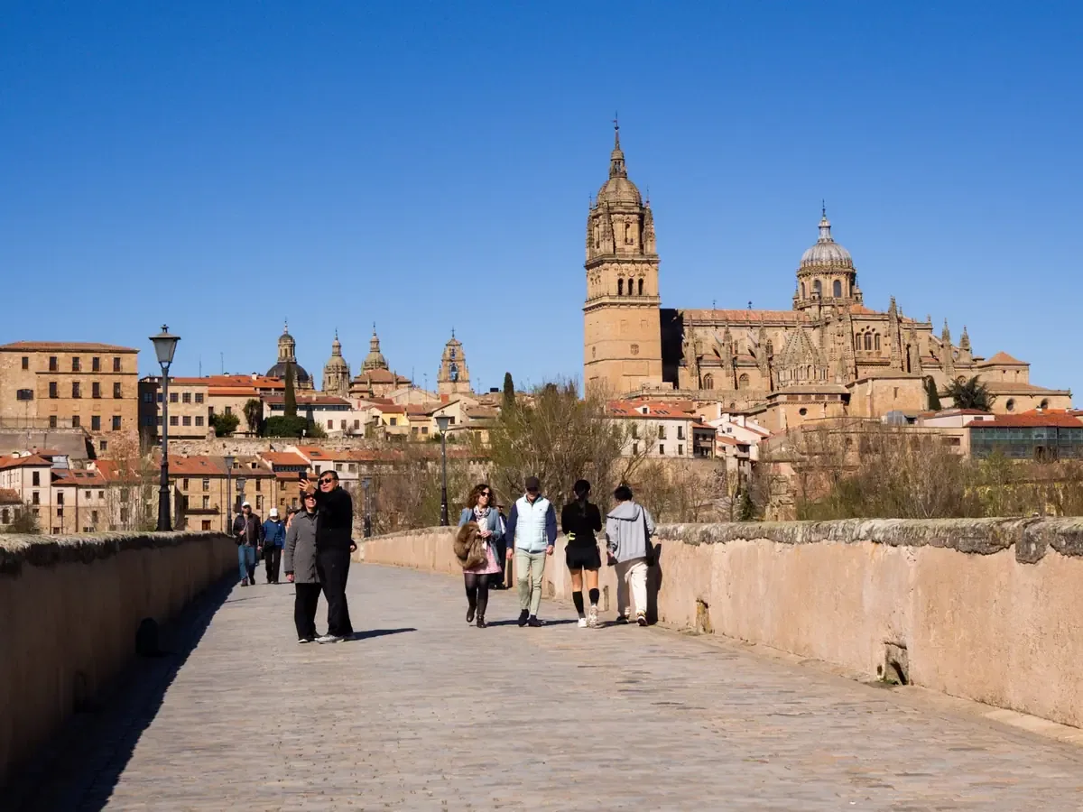 El pueblo de Alcántara es conocido por su impresionante puente romano y su rica historia cultural.